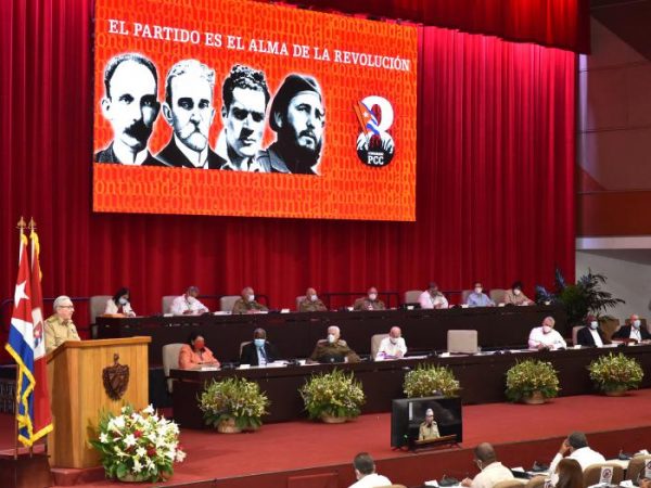 Imagen de Raul Castro anunciando su jubilación en el 8º Congreso del PCC