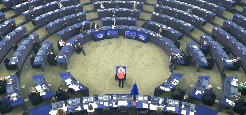 Von der Leyen se dirige a un Parlamento casi vacío en el debate sobre el estado de la Unión 2021.