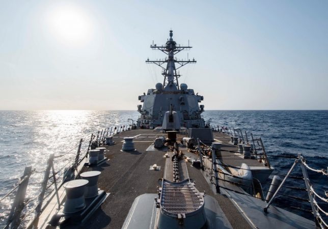 Destructor USS McCampbell, armado con misiles guiados, en el estrecho de Taiwan.