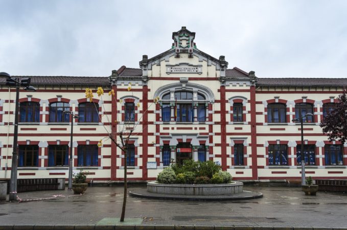 Escuelas obreras de Mieres, originalmente creadas por los propios mineros de la Casa del Pueblo, hoy escuela pública estatal.