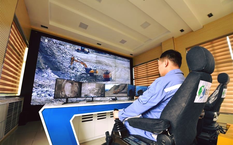 Excavadora controlada por 5G en una mina de Molibdeno en China