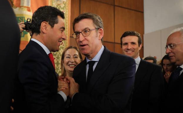 El presidente gallego, Feijoo, y el andaluz, Moreno, se saludan afectuosamente bajo la mirada de Ana Pastor y Pablo Casado. El estallido del PP no estaba todavía en el horizonte inmediato pero el núcleo burocrático del PP alertaba ya de los peligros de la estrategia Ayuso a Casado.