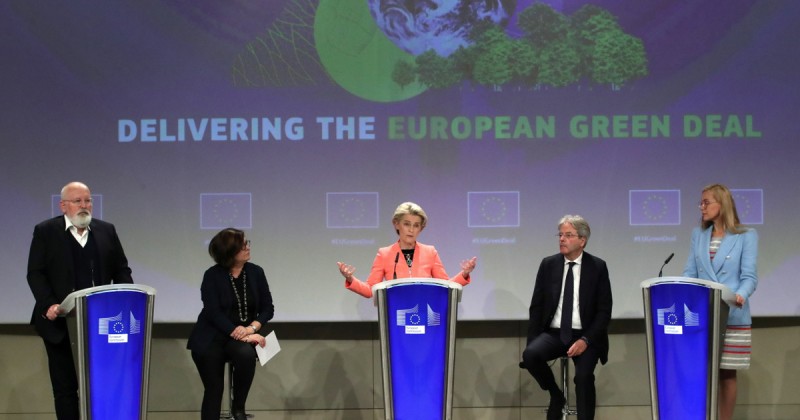 Ursula von der Leyen, Timmersmans y tres comisarios - Kadri Simson, Paolo Gentiloni y Adina-Ioana Valean- presentan en Bruselas el paquete «Fit for 55» bajo el lema «Entregando el Pacto Verde Europeo»