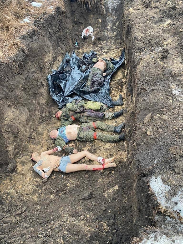 Fosas comunes de soldados rusos exhibidas por los paramilitares ucranianos en sus canales Telegram. Algunos muestran signos de lo que podrían ser restos de tortura.