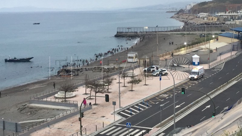 Entrada de jóvenes marroquíes por la playa del Tarajal, comienzo de la supuesta «crisis migratoria» en Ceuta, antesala de la guerra fría con Marruecos.