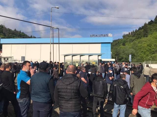 Huelgas en Georgia. Trabajadores de Borjomi en huelga frente a la fábrica.