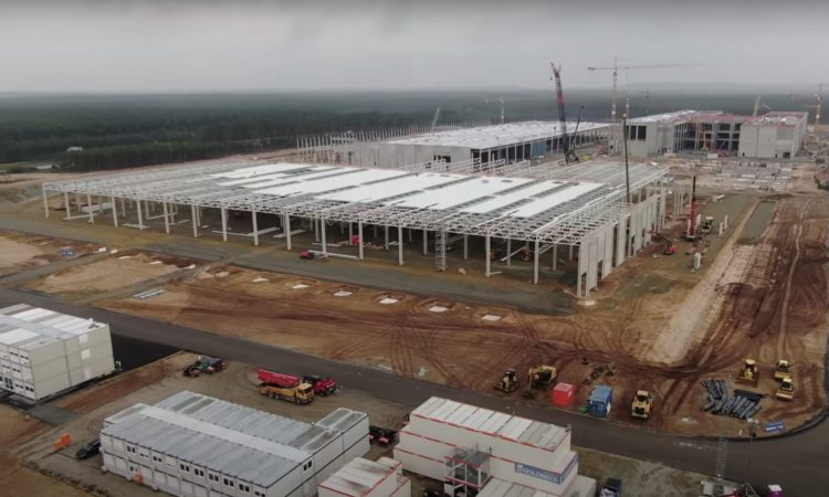 Gigafábrica de Tesla en Berlín. A pesar de las nuevas instalaciones la transformación del sector hacia el coche eléctrico supondrá solo en Alemania la pérdida de 400.000 puestos de trabajo. El pacto verde no parece una buena noticia para el paro.