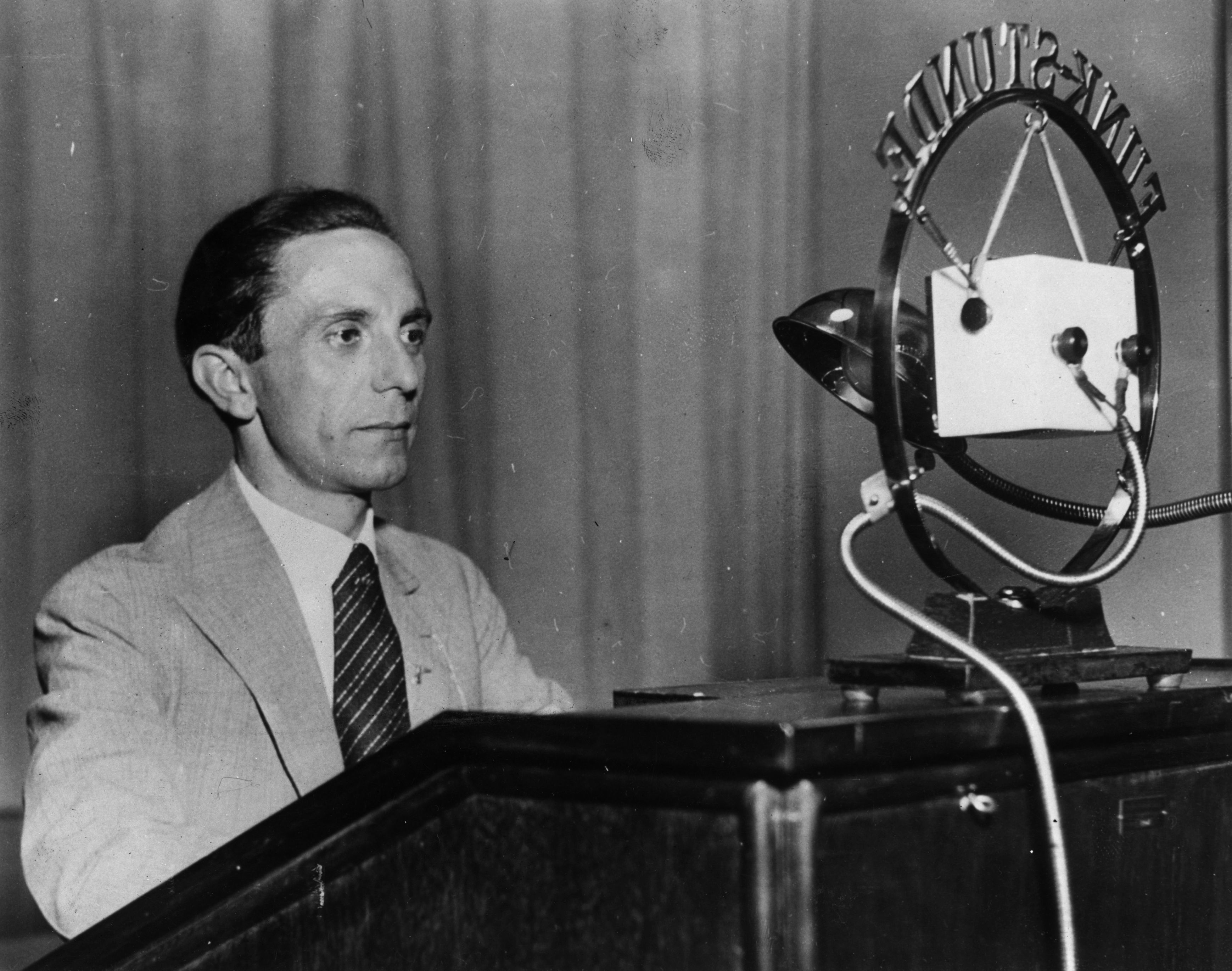 Goebbels fue el primero en utilizar sistemáticamente el poder de la radio para influir en la agenda política de los estados vecinos.