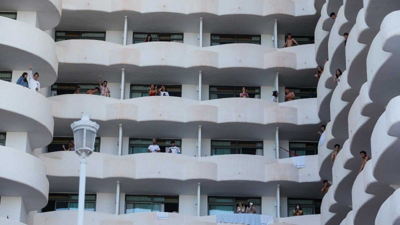 Jóvenes confinados en un hotel de Mallorca durante el macrobrote de Covid protestan ante las cámaras de televisión