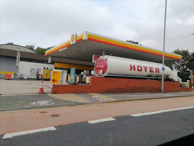 Camión cisterna de Hoyer, empresa que organiza el abastecimiento de las gasolineras BP en el Sur de Inglaterra.