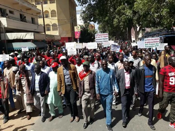 En Dakar, Senegal, los profesores se movilizan. La combinación de Covid y escuela abierta y sin seguridad ha costado la vida ya a 20 profesores en la capital.