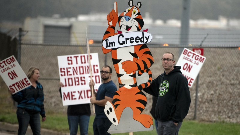 Durante la huelga en Kelloggs los sindicatos no solo dividieron a las palantillas, también lanzaron mensajes xenófobos contra los trabajadores mexicanos que supuestamente «roban el trabajo» de las plantas estadounidenses cuando son explotados por la misma compañía en México.