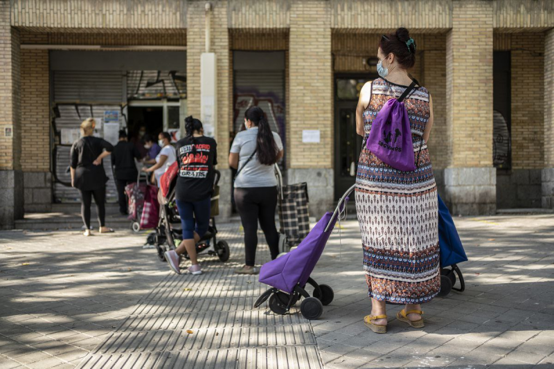 Cola frente al banco de alimentos