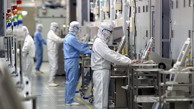 Imprimiendo chips en galletas de silicio. El desabastecimiento industrial de componentes electrónicos ha provocado un nuevo impulso hacia la concentración de producción y capitales como respuesta que solo aumentará el caos y las contradicciones.