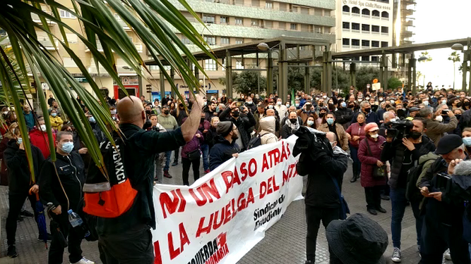 En el reparto de papeles entre sindicatos e izquierda en la huelga del metal en Cádiz, los grupos extraparlamentarios solo sirven para desviar la solidaridad de otros trabajadores hacia un campo estéril que mantiene aislada de hecho a la huelga.