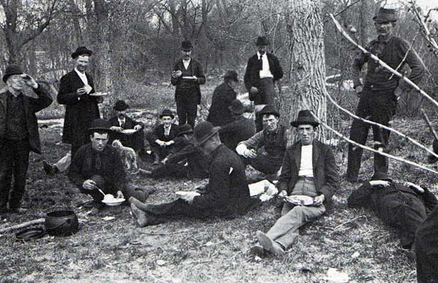 Temporeros nómadas («hobos») compartiendo una comida en «la jungla»