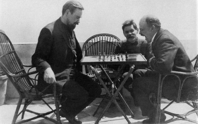 Bogdanov jugando al ajedrez