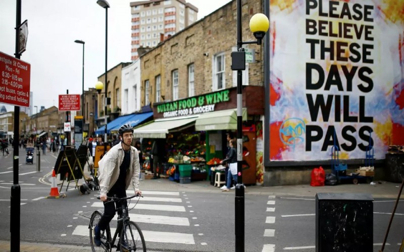 Londres: «Por favor, cree que esta época va a pasar». Mensaje propio de una dictadura que persigue siempre nuestra pasividad.