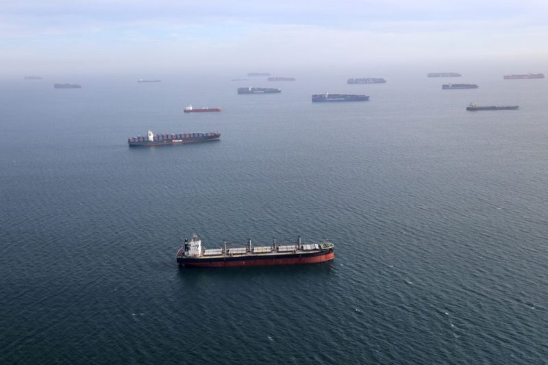 Contenedores y petroleros fondeados en masa frente al puerto de Los Angeles. Las prohibiciones de desembarco y rotación de tripulaciones han sido el detonante de la última ola de desabastecimiento industrial