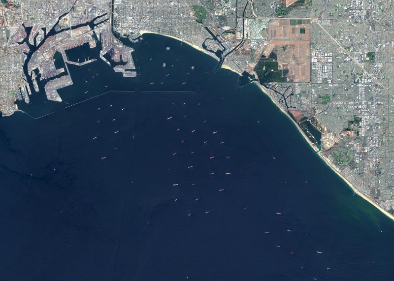 Buques esperando poder entrar en el puerto de los Angeles el pasado 26 de agosto. El colapso de los puertos asiáticos y estadounidenses es parte del origen del desabastecimiento industrial actual.