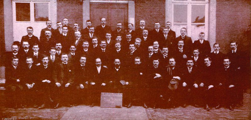 Graduados de las Escuelas Socialistas en la inauguración de la Maison de l'Éducation , Bruselas, 21 de diciembre de 1913