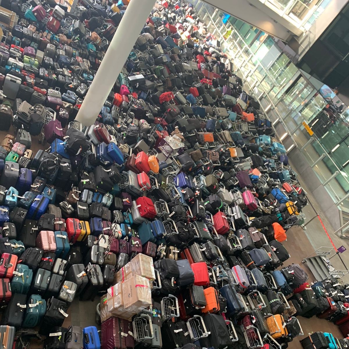 Maletas apiladas un aeropuerto