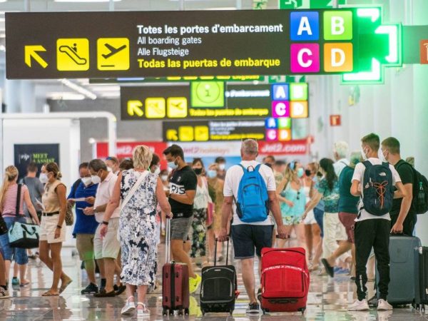 El aeropuerto de Mallorca vuelve a llenarse de turistas alemanes que huyen de la nueva pandemia anunciada por Merkel. La prensa española celebra las previsiones de reservas de la Semana Santa.