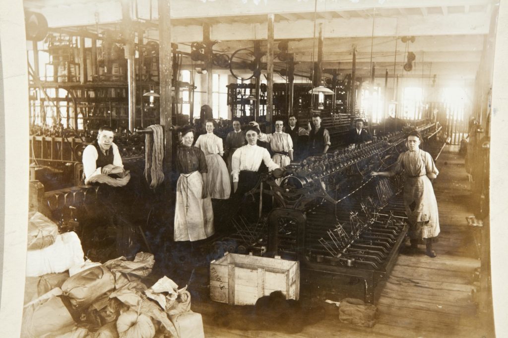 Tejedores en Manchester en los años 20. No fue la industrialización la que mejoró la salubridad de los centros de trabajo y las condiciones generales de salud, sino la lucha de los trabajadores