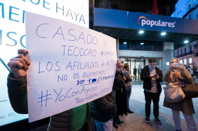 300 militantes del PP piden la dimisión de Casado y Egea en la puerta de la sede nacional del partido conservador esta noche