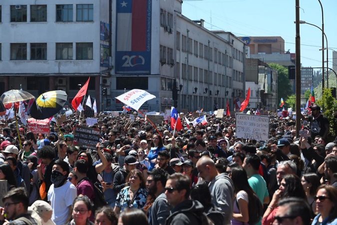 Revuelta social en Chile tras la subida de los precios del transporte público. Punto de arranque de la renovación del aparato político que ahora lleva a Boric a ser presidente de Chile.