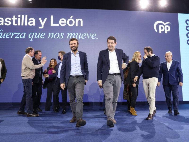 Mañueco y Casado en un mitin de la campaña de las elecciones en Castilla y León 2022