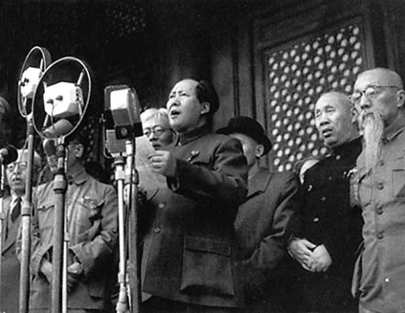 Mao a la cabeza del partido-ejército y su nuevo mandarinato proclama la «república popular» el 1 de octubre de 1949.