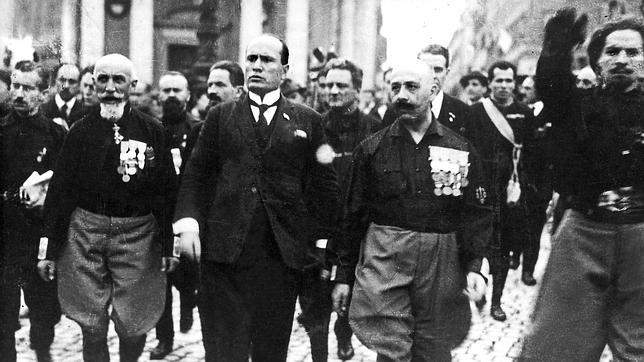 Mussolini en la «Marcha sobre Roma» de 1921. Una patochada que sirvió para teatralizar la entrega del poder político del estado italiano al fascismo como cuenta «Fascismo y gran capital»