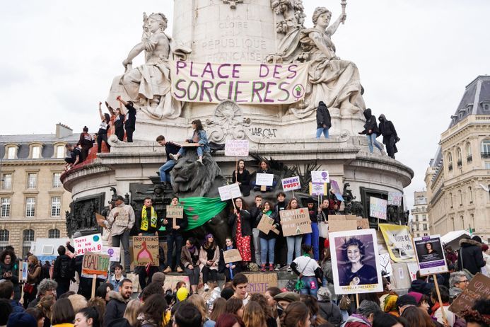 Manifiestación feminista renombra la plaza de la República en París como «Plaza de las brujas»
