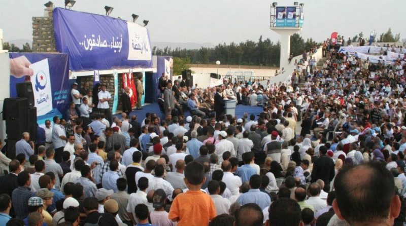 Meeting de Ennahda meses antes del golpe en Túnez. Las mujeres atienden en una parte separada de la grada.