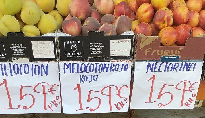 Melocotones en un mercado esta semana casi a mitad de precio respecto a las grandes cadenas de distribución
