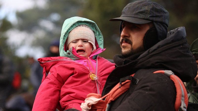 La crisis humanitaria y migratoria que estamos viviendo en la frontera polaco-bielorrusa solo es tal porque los migrantes no son atendidos sino obligados a permanecer en una gélida tierra de nadie mientras la UE y Rusia juegan un momento más de su propio pulso imperialista. 