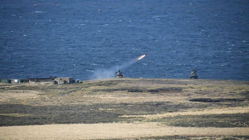 El ejército británico realiza ejercicios con misiles tierra-aire y tierra-mar en las Malvinas la semana pasada. La amenaza de guerra y las promesas comerciales no son dos polos opuestos.