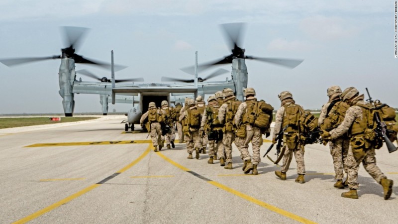 Infantes de marina de EEUU embarcan en un Osprey en Morón.
