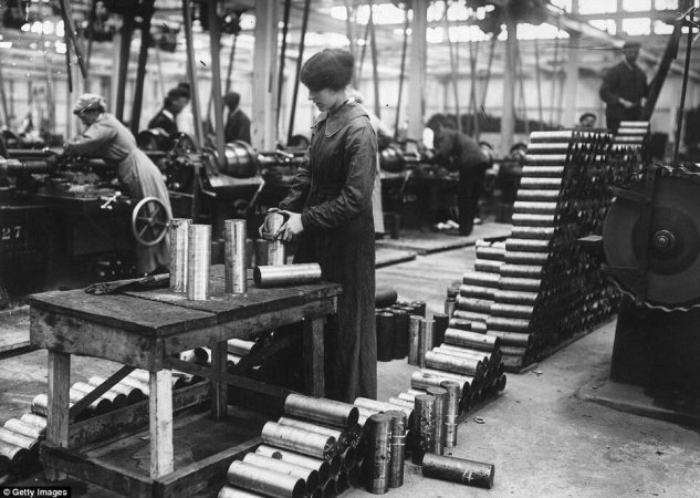 Mujeres obreras militarizadas durante el esfuerzo de guerra en la industria armamentística