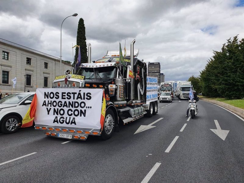 Camiones de pequeños propietarios agrícolas del Sureste colapsan hoy Madrid. La crisis de la pequeña propiedad agraria, acelerada por el Pacto Verde, ha consolidado a Vox como expresión de la revuelta de la pequeña burguesía agraria del sureste peninsular