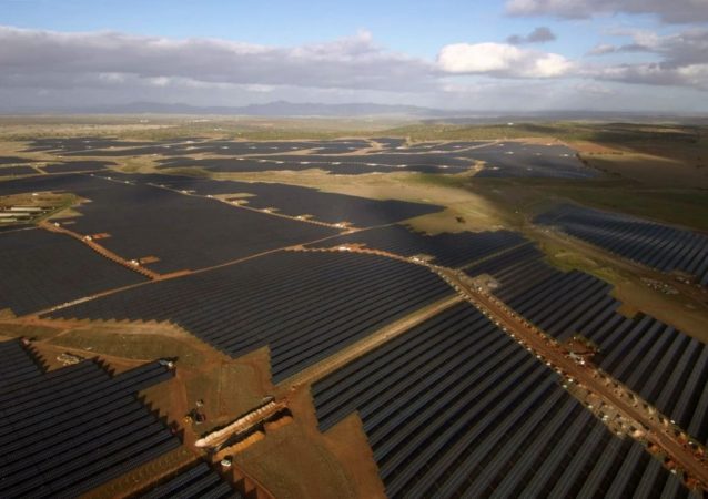 Parque solar «Francisco Pizarro», Badajoz, España. Las plantas energéticas solares y eólicas compiten cada vez más por los suelos con la agricultura, restringuiendo la capacidad productiva y aumentando los precios.