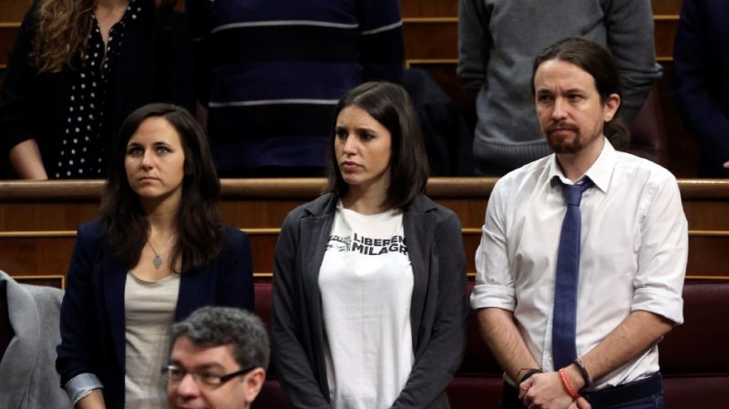 La dirección de Podemos protesta en el parlamento contra la visita de Macri, en apoyo de Milagro Sala. Irene Montero, hoy ministra de igualdad, como la dirigente peronista que defendió en tribunales a Sala, luce una camiseta exigiendo la liberación de la puntero jujeña.