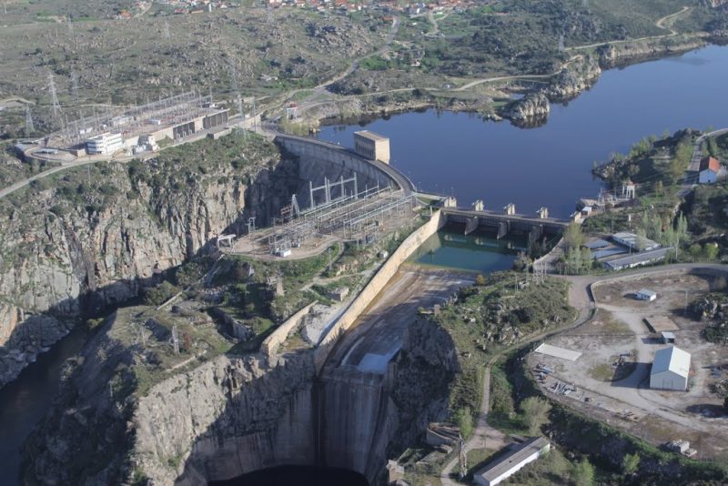 Presa de Ricobayo, Zamora. Aprobada en 1926 durante la dictadura de Primo de Rivera. Una de las joyas del sector eléctrico español.