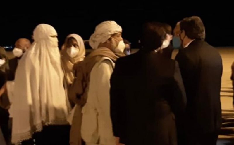 El primer grupo de refugiados afganos llegado a España departe con los ministros de Seguridad Social y Exteriores.
