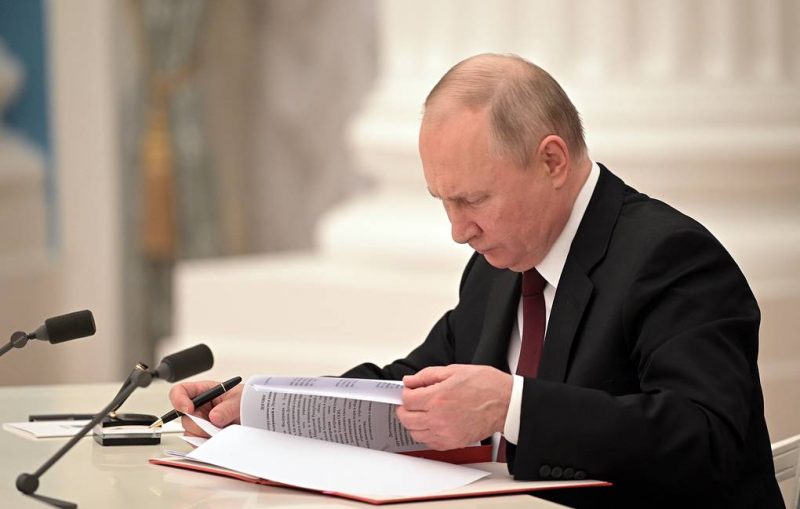 Putin firma los dos decretos por los que Rusia reconoce a las republiquetas del Donbass y envía su ejército a «mantener la paz»