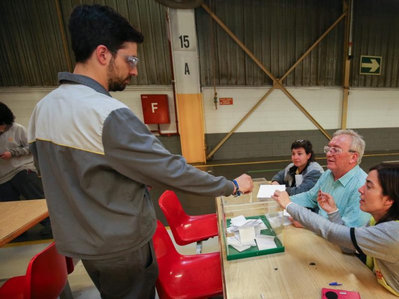 Referendum sindical en PSA Figueruelas en 2018. Cada vez que los sindicatos organizan una subasta a la baja de las condiciones laborales recurren a la ceremonia de atomización y silencio de las urnas y el voto secreto, alternativa «democrática» a la discusión abierta y el voto a mano alzada en asamblea colectiva... vaya a verse que hay un interés colectivo capaz de imponerse al miedo individual.