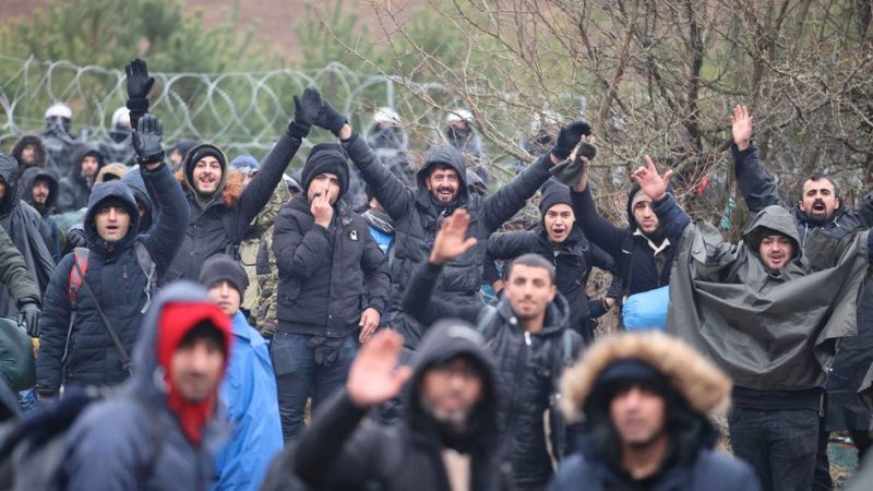 Crisis de refugiados. Jóvenes kurdos iraquíes ayer en la frontera entre Bielorrusia y Polonia