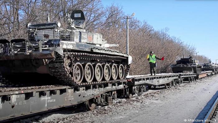 Tanques rusos en Crimea se repliegan y envían a sus bases permanentes