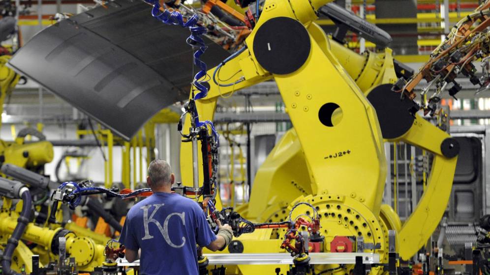 Robot controlado por IA en un proceso industrial